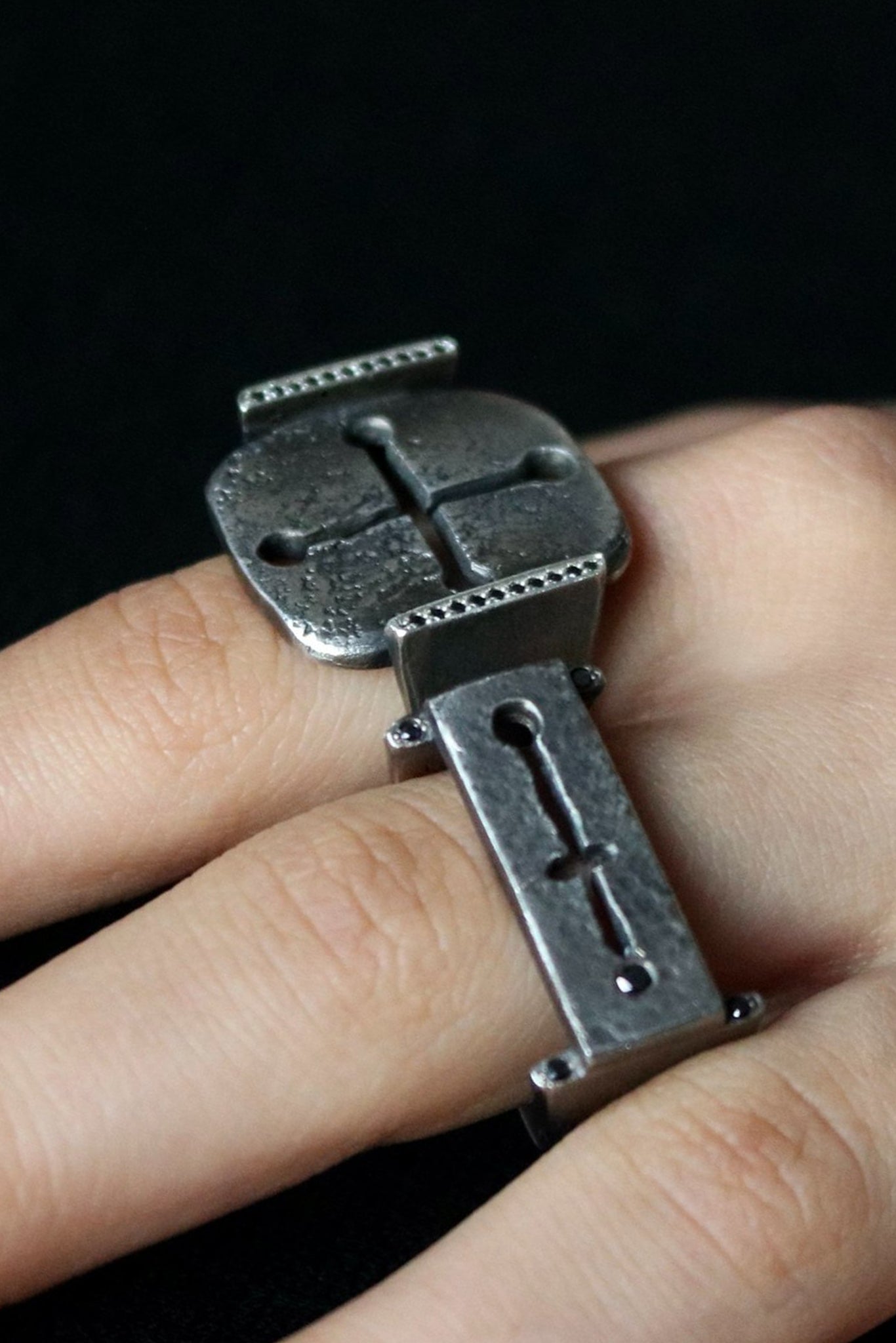 Long Embrasures Ring | Oxidised Silver + Black Diamond