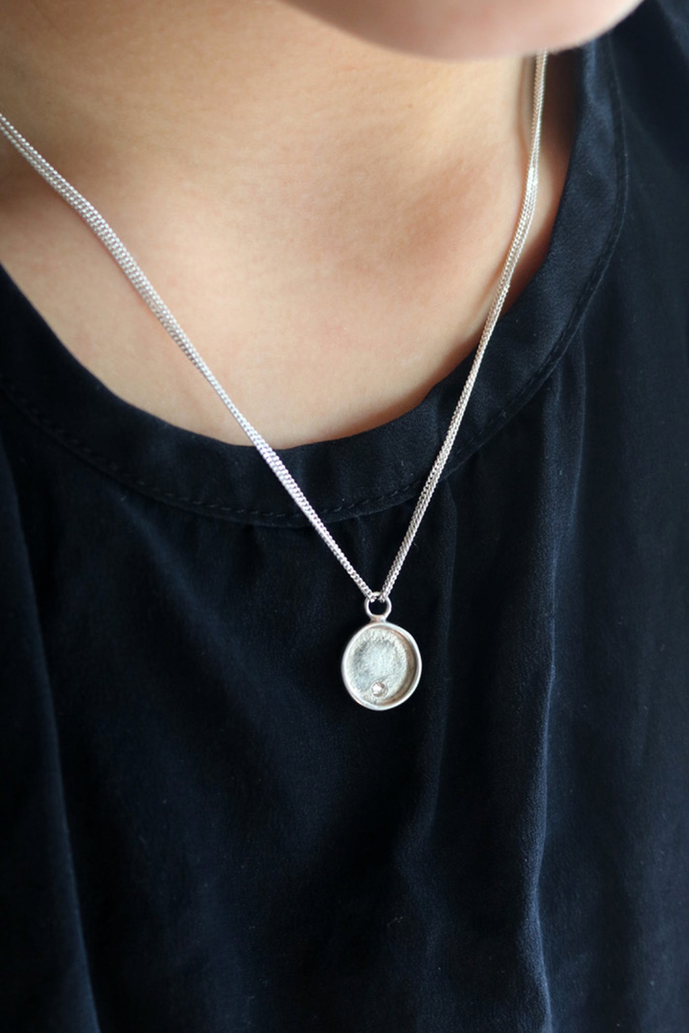 Seal Pendant | Sterling Silver w. Inverted diamond